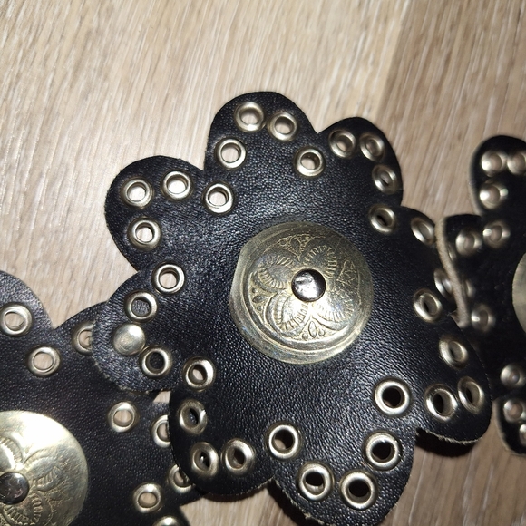 Vintage Western Black Leather Flower Shaped Silver Concho Belt Size Medium - Picture 9 of 12